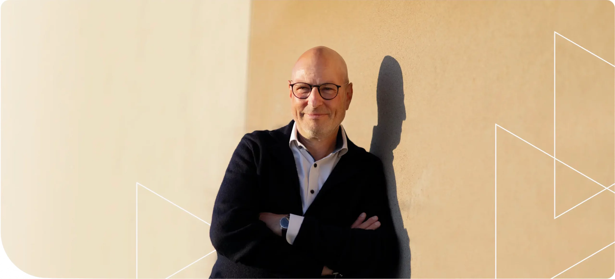 Ulrich Watermann, systemischer Berater, im Portrait vor gelbem Hintergrund.