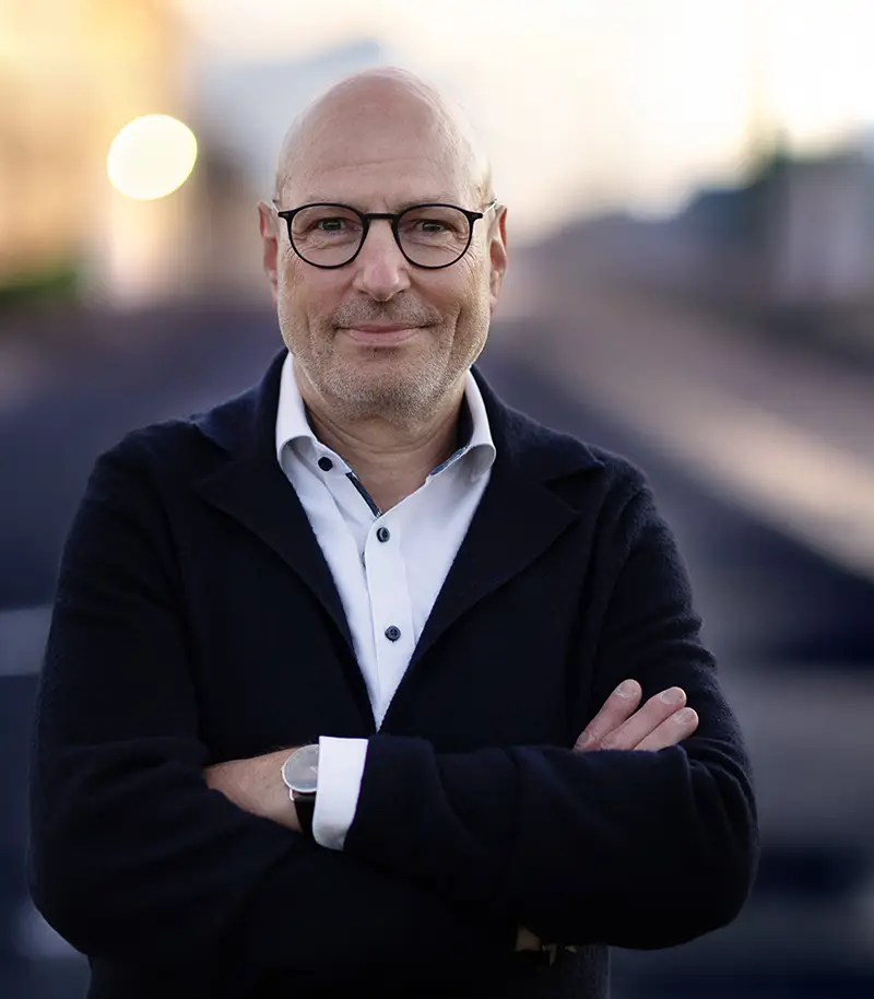 Ulrich Watermann im warmen Abendlicht – Porträt für den Bereich Impulse