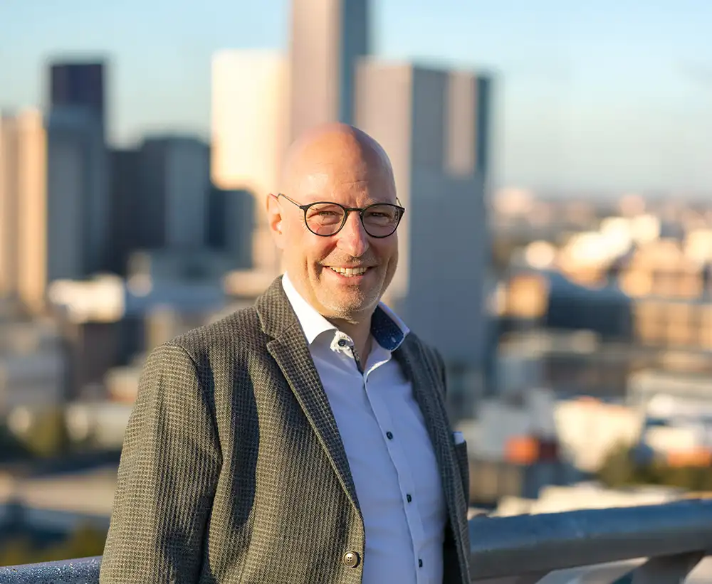 Ulrich Watermann bei der systemischen Beratung vor einem urbanen Stadthintergrund